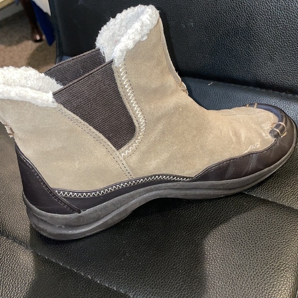 Women’s Lands End Cold Weather Shearling Boot - Picture 3 of 7